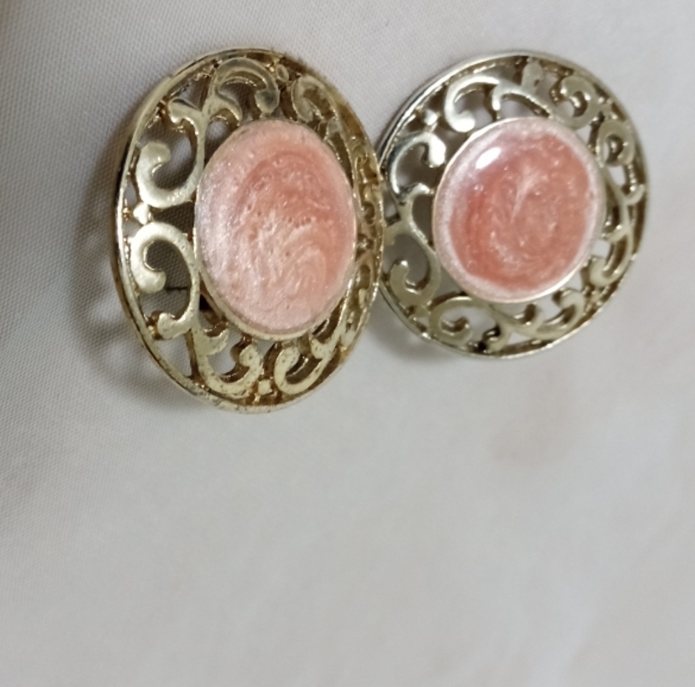 Women's 80's Filigree Pierced Earrings w/Peach Cream Marbled Lucite Center